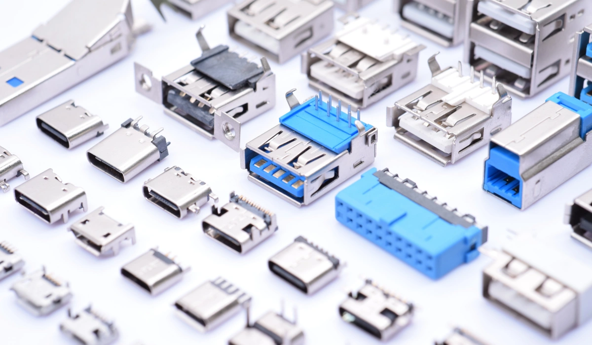 Différents types de connecteurs USB alignés pour montrer leurs formes et tailles