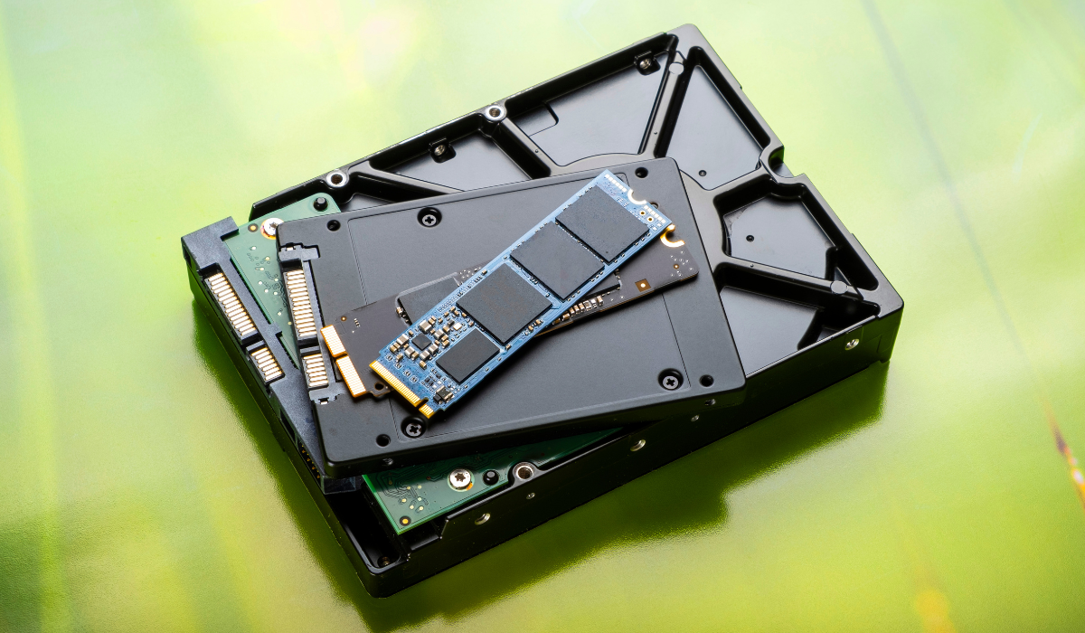 Comparatif visuel entre un disque NVMe M.2 et un disque SSD SATA 2,5 pouces