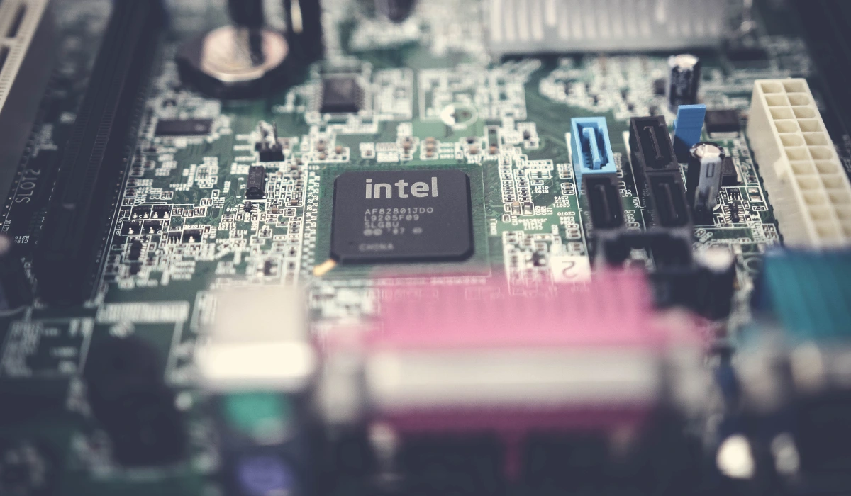 Logos de Windows 11, Intel et AMD illustrant la compatibilité des processeurs