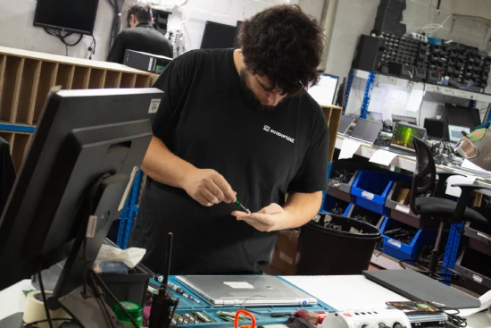 Technicien travaillant sur un ordinateur portable